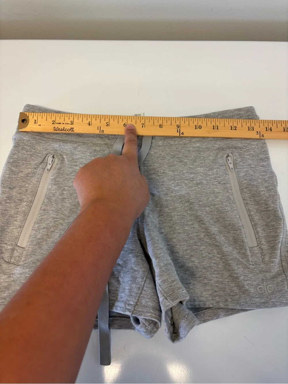 Alo Yoga Drawstring Front Zip Pockets Shorts Women’s Size XS